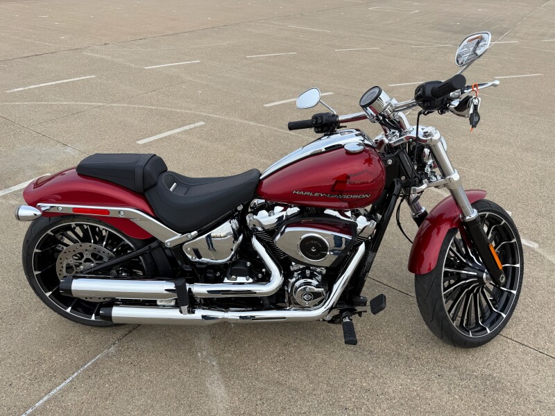 2025 Harley-Davidson<sup>®</sup> Breakout® Brilliant Red