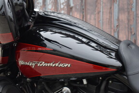 2017 Harley-Davidson® CVO™ Street Glide® FLHXSE thumb 2