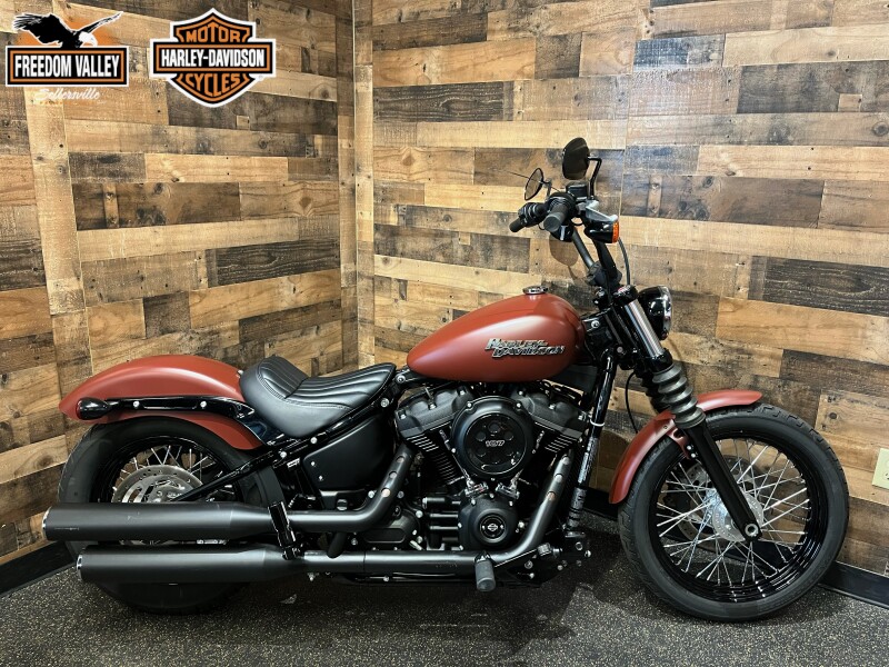 2018 Harley-Davidson® Street Bob® Red Iron Denim FXBB