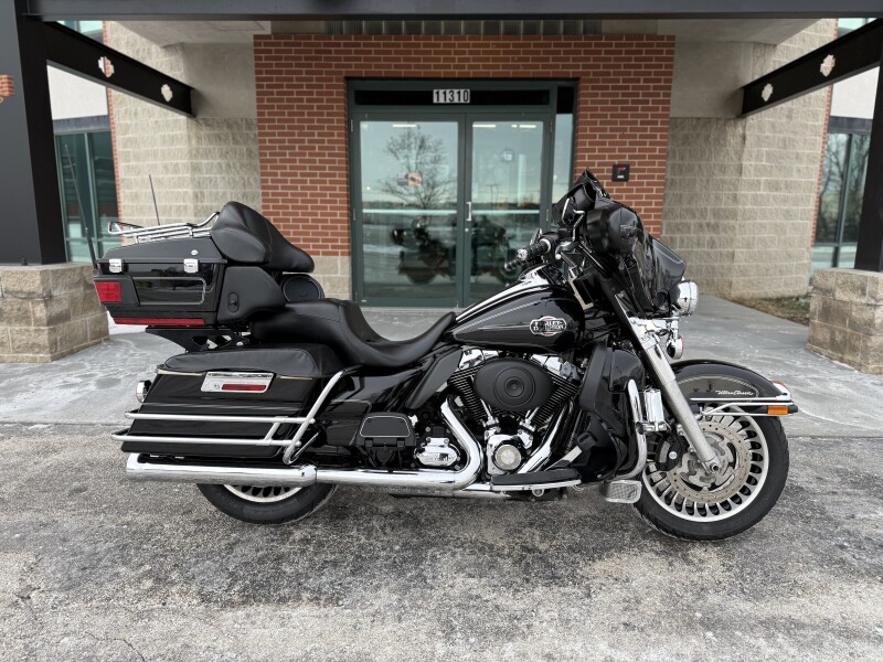 2011 Harley-Davidson® Electra Glide® Ultra Classic® FLHTCU Black