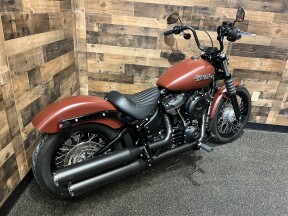 2018 Harley-Davidson® Street Bob® Red Iron Denim FXBB thumb 2