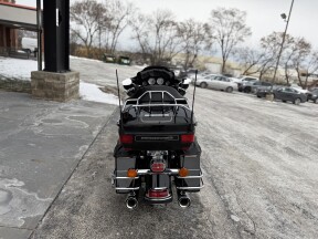 2011 Harley-Davidson® Electra Glide® Ultra Classic® FLHTCU Black thumb 1