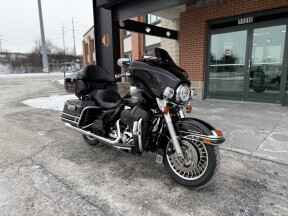 2011 Harley-Davidson® Electra Glide® Ultra Classic® FLHTCU Black thumb 3