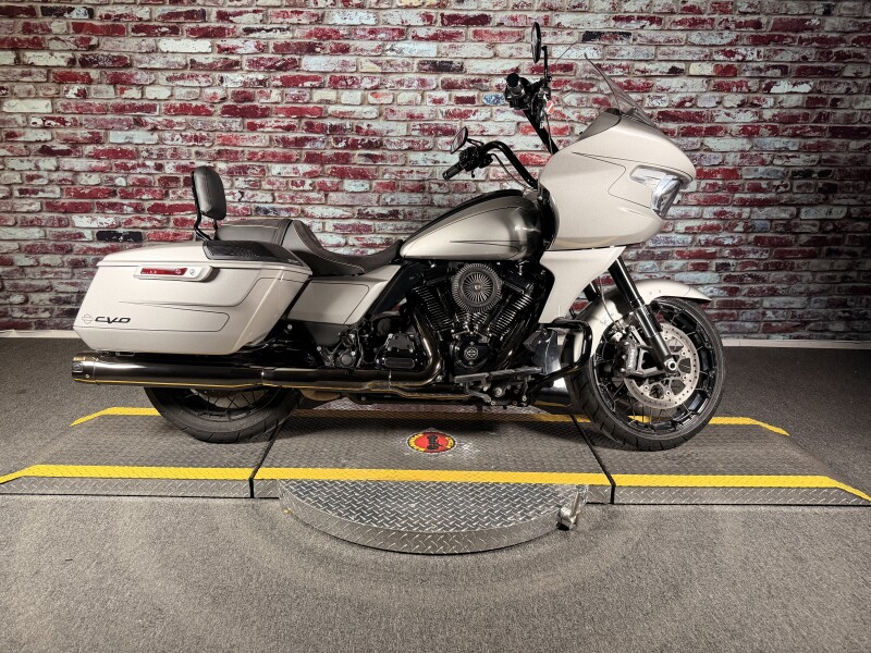 Harley-Davidson® CVO™ Road Glide™ 2023 FLTRXSE DARK PLATINUM