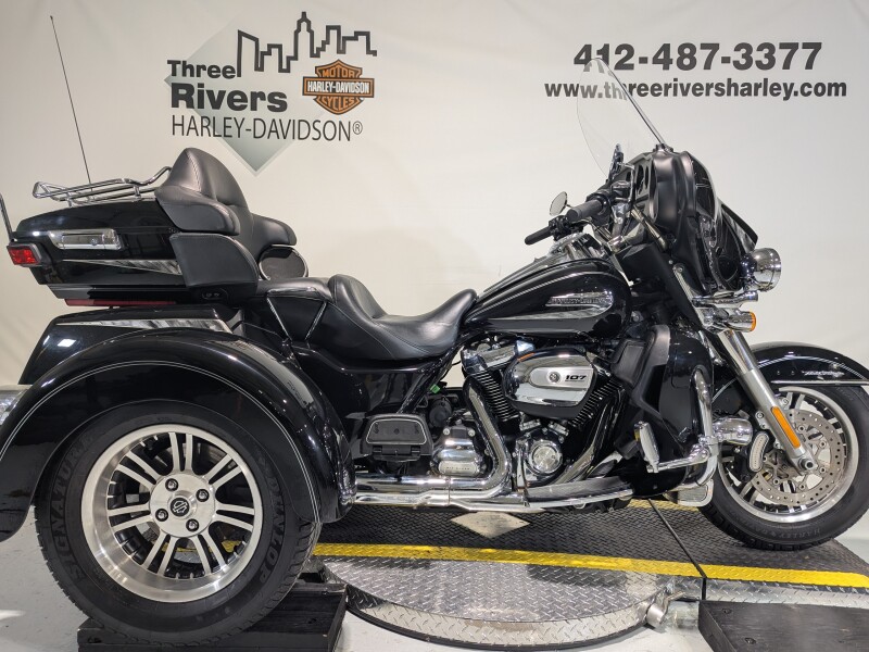 2017 Harley-Davidson® Tri Glide® Ultra Vivid Black