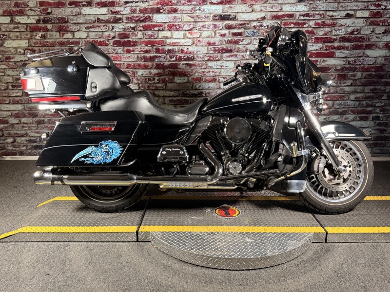 Harley-Davidson® Electra Glide® Ultra Limited 2012 FLHTK BLACK W/ PINSTRIPE
