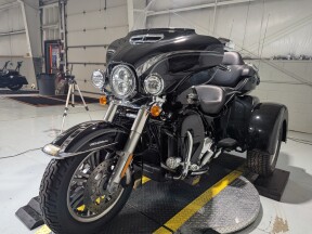 2017 Harley-Davidson® Tri Glide® Ultra Vivid Black thumb 0