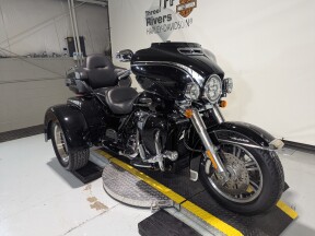 2017 Harley-Davidson® Tri Glide® Ultra Vivid Black thumb 2