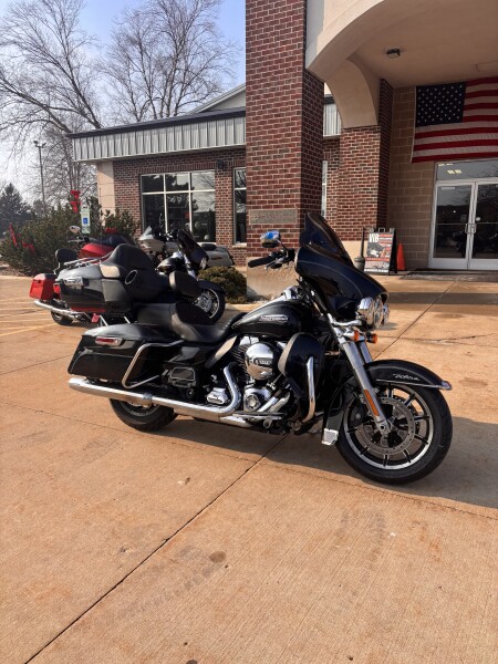 Harley-Davidson® Electra Glide® Ultra Classic™ 2015 FLHTCU BLACK W/ PINSTRIPE