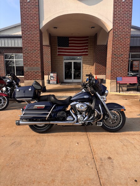 Harley-Davidson® Electra Glide® Classic 2013 FLHTC Carbon Blue