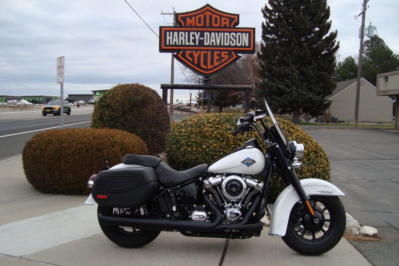 2025 Harley-Davidson® Heritage Classic White Onyx w/Cast Wheels