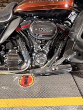 Harley-Davidson® CVO™ Limited 2019 FLHTKSE AUBURN / BLACK thumb 3