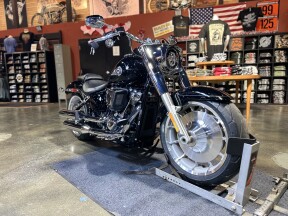 Harley-Davidson® Fat Boy® 2025 FLFB VIVID BLACK W/ PINSTRIPE thumb 2