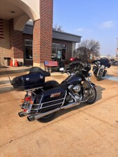 Harley-Davidson® Electra Glide® Classic 2013 FLHTC Carbon Blue thumb 3