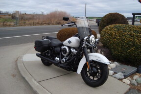 2025 Harley-Davidson® Heritage Classic White Onyx w/Cast Wheels thumb 2