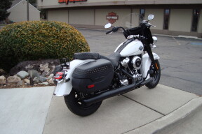 2025 Harley-Davidson® Heritage Classic White Onyx w/Cast Wheels thumb 0