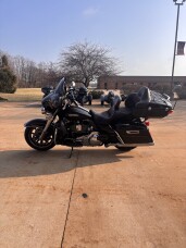 Harley-Davidson® Electra Glide® Ultra Classic™ 2015 FLHTCU BLACK W/ PINSTRIPE thumb 0