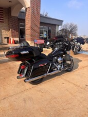 Harley-Davidson® Electra Glide® Ultra Classic™ 2015 FLHTCU BLACK W/ PINSTRIPE thumb 2