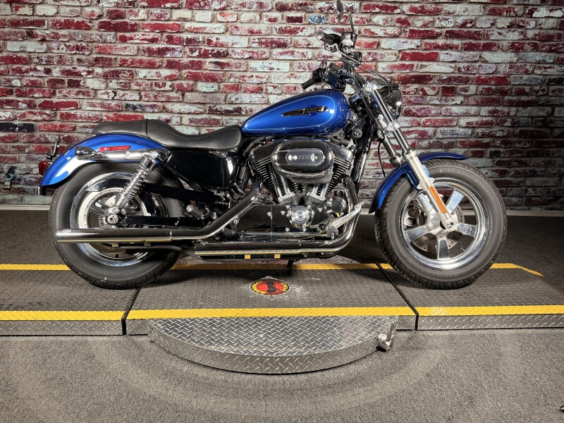 Harley-Davidson® 1200 Custom 2015 XL1200C SUPERIOR BLUE W/ PINSTRIPE