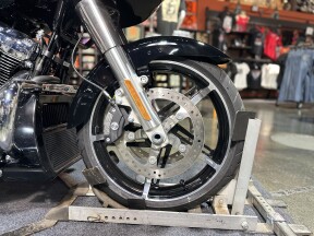 Harley-Davidson® Road Glide™ 2025 FLTRX VIVID BLACK thumb 2