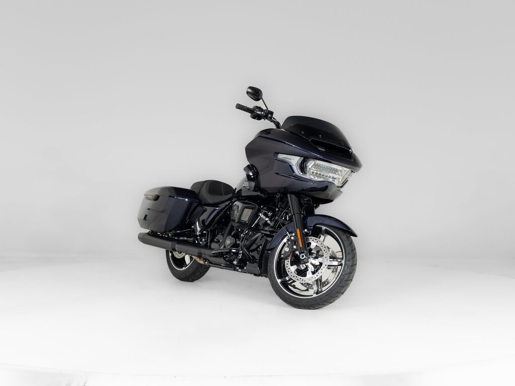 Harley-Davidson Street Glide – krachtige touringmotor met gestroomlijnde batwing-kuip en comfortabele zithouding.