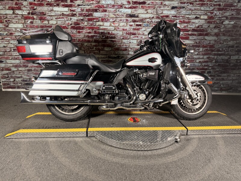 Harley-Davidson® Electra Glide® Ultra Classic® 2010 FLHTCU V BLK/BRIL SLVR