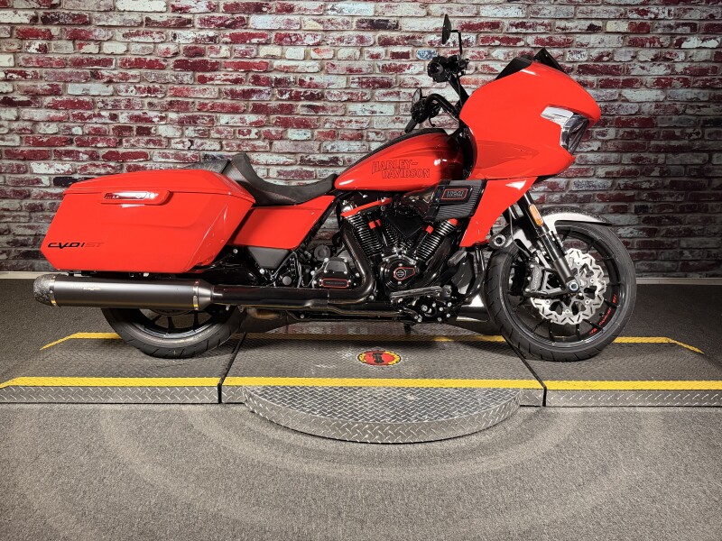 Harley-Davidson® CVO™ Road Glide™ ST 2025 FLTRXSTSE RALLY RED
