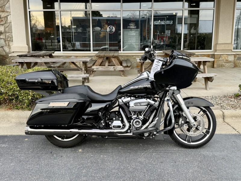 2017 Harley-Davidson<sup>®</sup> Road Glide® Special Vivid Black