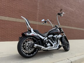 2023 Harley-Davidson® Breakout® Vivid Black thumb 2