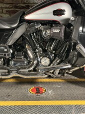 Harley-Davidson® Electra Glide® Ultra Classic® 2010 FLHTCU V BLK/BRIL SLVR thumb 3