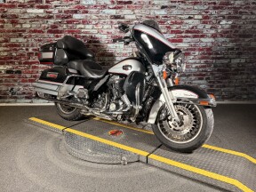 Harley-Davidson® Electra Glide® Ultra Classic® 2010 FLHTCU V BLK/BRIL SLVR thumb 0