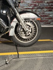 Harley-Davidson® Electra Glide® Ultra Classic® 2010 FLHTCU V BLK/BRIL SLVR thumb 2