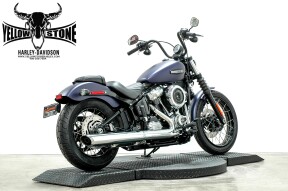 2025 Harley-Davidson® Street Bob® Purple Abyss Denim w/Laced Wheels thumb 3