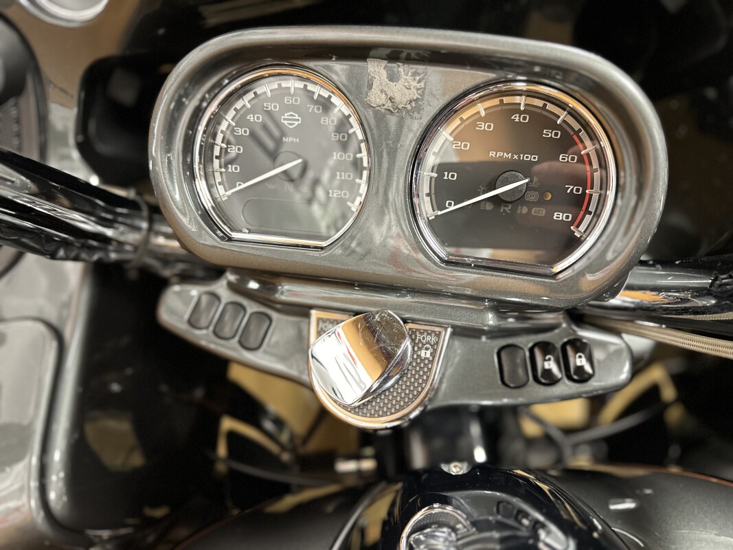 FLTRUSE 2016 CVO™ Road Glide® Ultra, photo 13