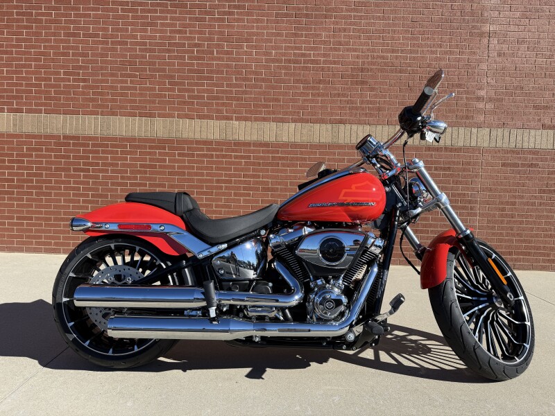 2026 Harley-Davidson® Breakout® Blood Orange Chrome Trim