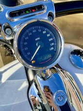 2016 Harley-Davidson® Breakout® Crushed Ice Pearl thumb 1