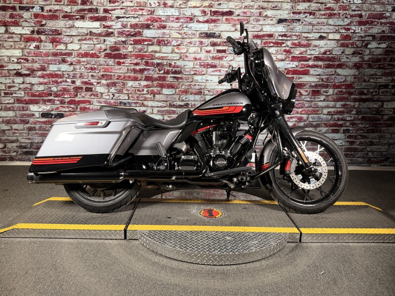 Harley-Davidson® CVO™ Street Glide® 2020 FLHXSE SMKYGRY/BLKHOLE W/PINSTRIPE