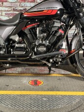 Harley-Davidson® CVO™ Street Glide® 2020 FLHXSE SMKYGRY/BLKHOLE W/PINSTRIPE thumb 3