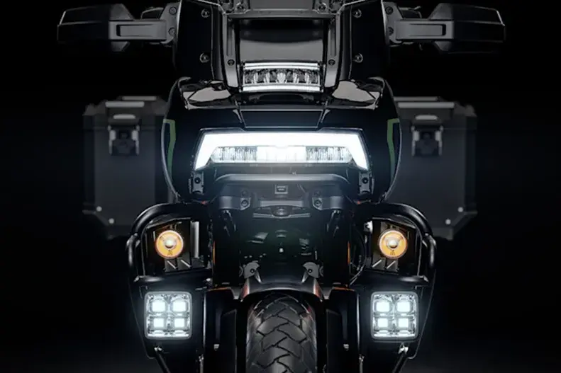 Standard Auxiliary Lighting + Daymaker® Adaptive Headlamp