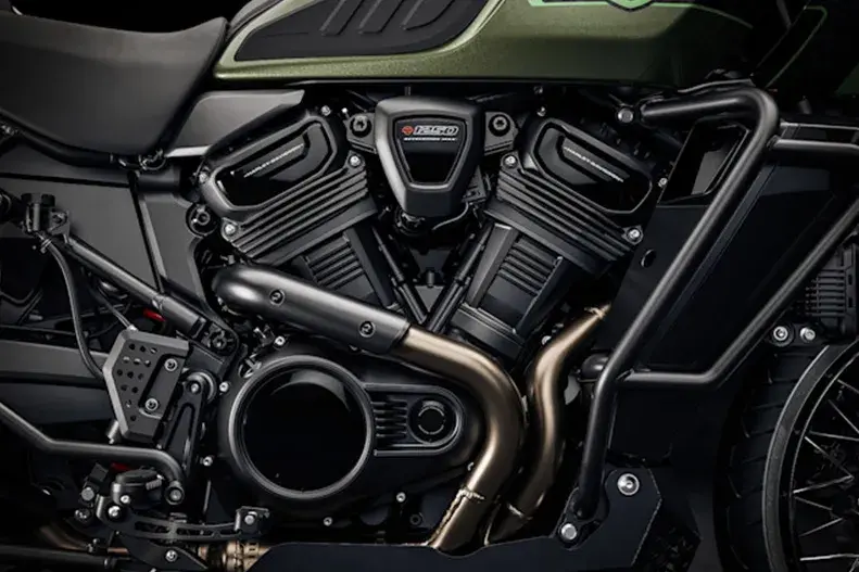 Revolution Max 1250 + New Black Powertrain Finish