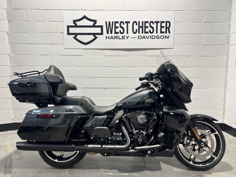 2025 Harley-Davidson® Street Glide® Ultra Iron Horse Metallic / Vivid Black - Black Finish 