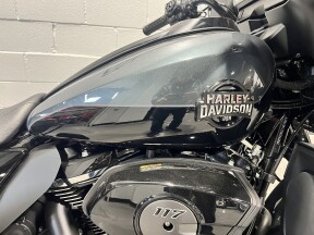 2025 Harley-Davidson® Street Glide® Ultra Iron Horse Metallic / Vivid Black - Black Finish  thumb 3