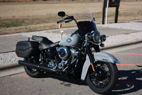 2026 Harley-Davidson® Heritage Classic FLHC thumb 3