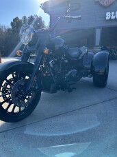 2025 Harley-Davidson® Freewheeler® Vivid Black thumb 2