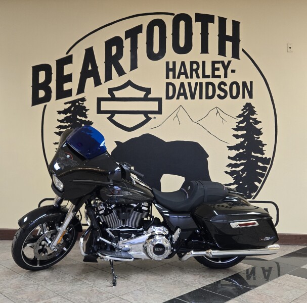 2026 Harley-Davidson® Street Glide® Midnight Ember Chrome Trim