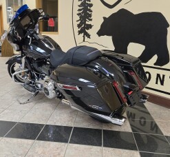 2026 Harley-Davidson® Street Glide® Midnight Ember Chrome Trim thumb 2
