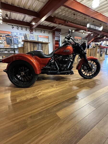 2025 Harley-Davidson® Freewheeler® Whiskey Fire