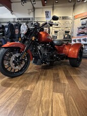 2025 Harley-Davidson® Freewheeler® Whiskey Fire thumb 1