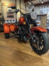 2025 Harley-Davidson® Freewheeler® Whiskey Fire thumb 3