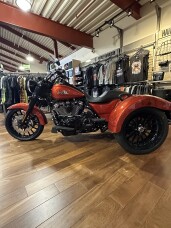 2025 Harley-Davidson® Freewheeler® Whiskey Fire thumb 0